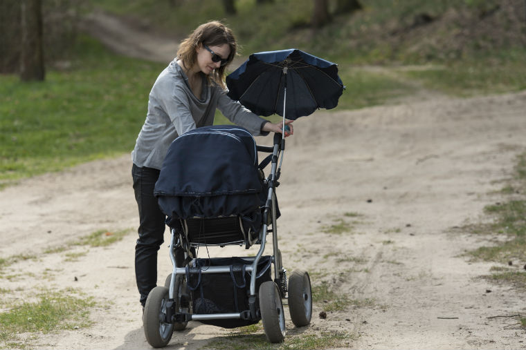 Frau mit Kinderwagen