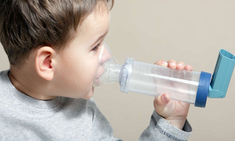 Kind nutzt Inhalator