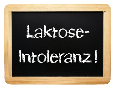 Auf einer kleinen Tafel steht Laktose Intoleranz.
