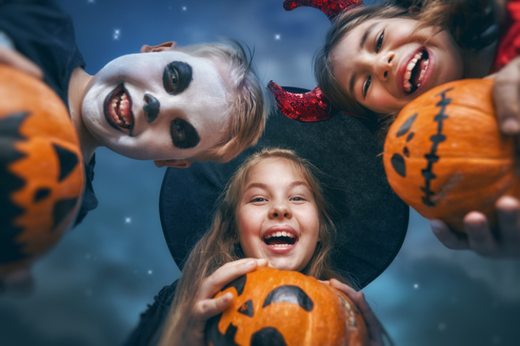 Verkleidete Halloween Kinder