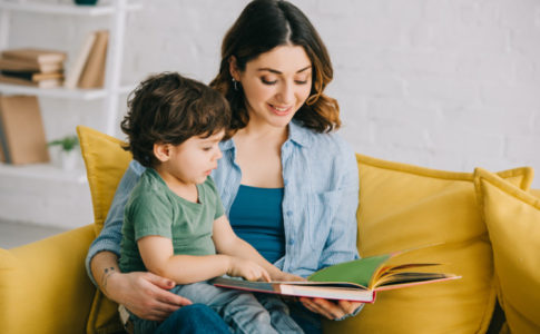 Mutter mit ihrem Sohn am Lesen