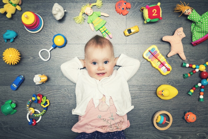 Baby liegt auf dem Fußboden