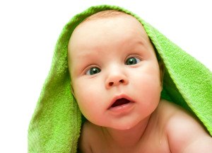 Baby mit grünem Handtuch