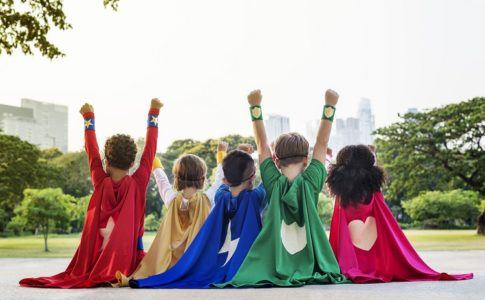 5 Kinder mit Superhelden Cape